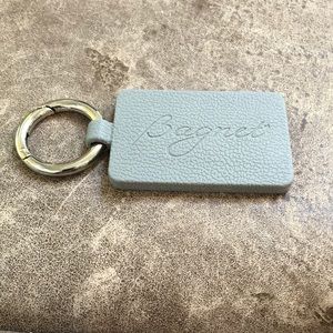 Bagnet magnet purse holder